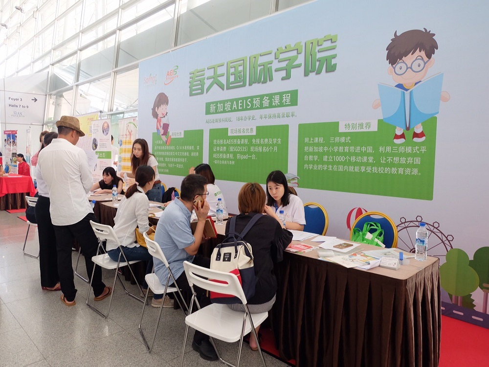 新加坡春天国际学院的学生可以参加学校组织的文化活动，体验多元文化